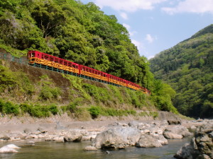 保津峡をゆくトロッコ列車