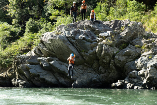 dive into the river during hozugawa rafting